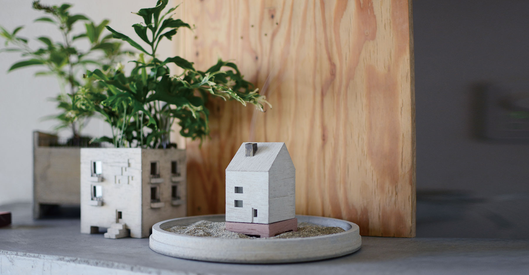 家形の香炉の写真です。