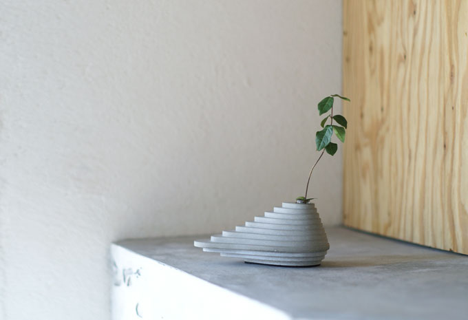 ガラス管に植物をいける