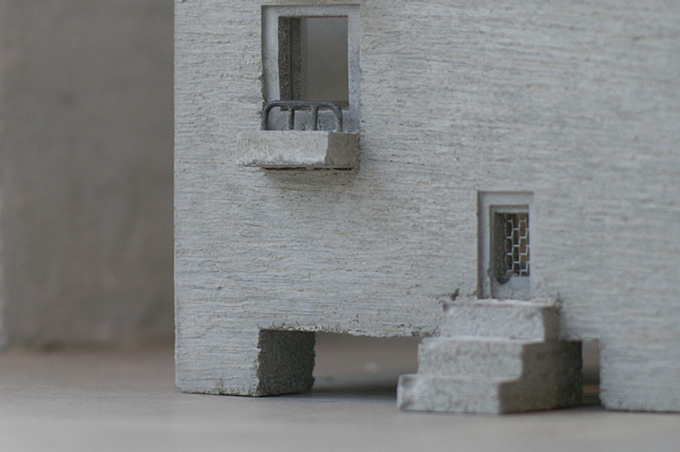 階段から水が流れるようにメッシュが埋め込んであります