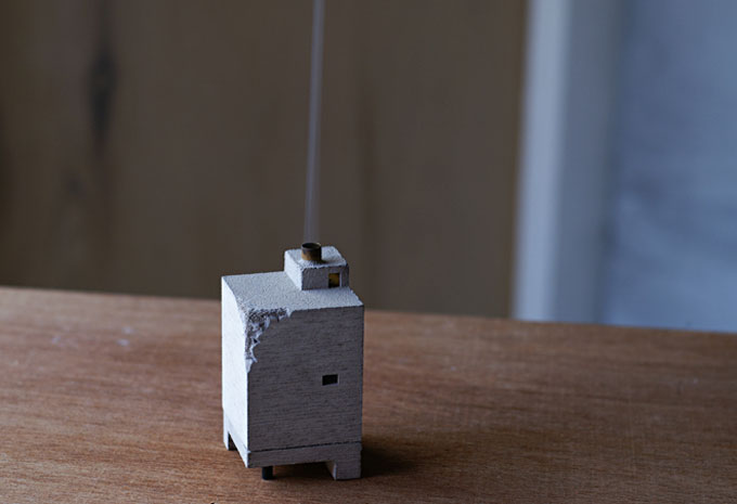 円筒の煙突からまっすぐ上がる煙