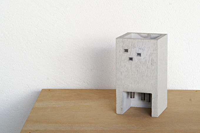 スツールの上にも置けるサイズの置き時計