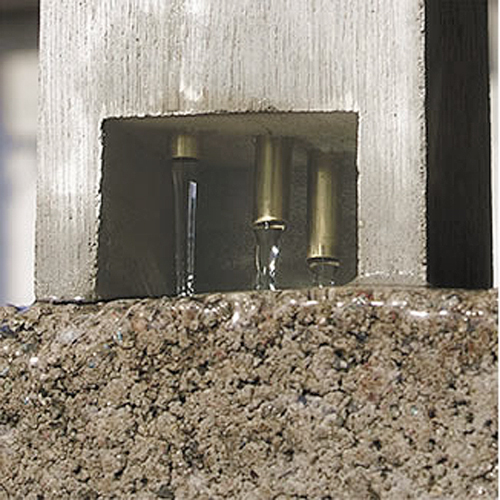 パイプから水が流れてきます