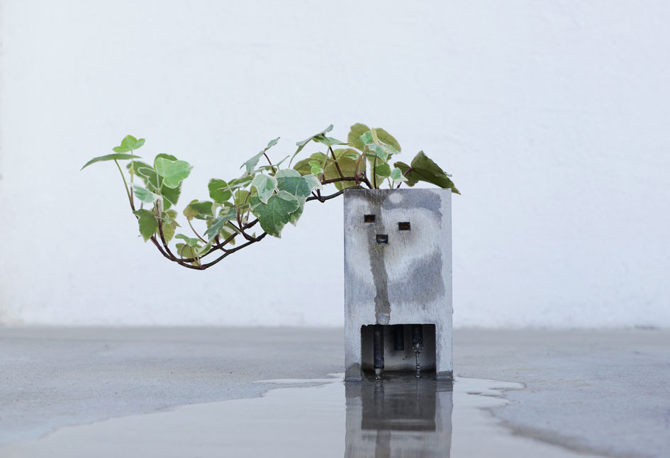 パイププランターにアイビーを植えたオメージ