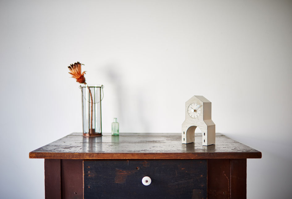 テーブルの上に置いた置き時計