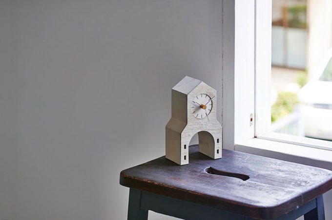 スツールの上にも置けるサイズの置き時計